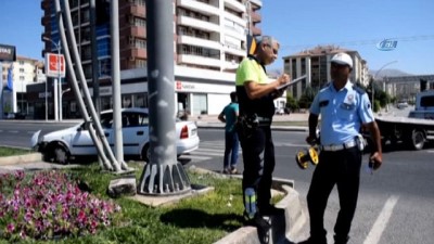 tahkikat -  Otomobil refüje vurdu: 4 yaralı Videosu