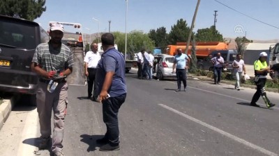 ticari arac - Trafik kazası: 1 ölü, 2 yaralı - ELAZIĞ  Videosu