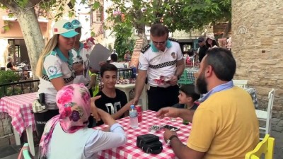 bayram trafigi - Çeşme'nin bayram trafiği 'Beyaz Kırlangıçlar'a emanet - İZMİR  Videosu