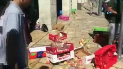  - İsrailli belediye çalışanları Filistinlilerin tezgahlarına saldırdı