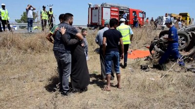 bayram tatili - Karaman'da kamyonet devrildi: 1 ölü, 3 yaralı  Videosu