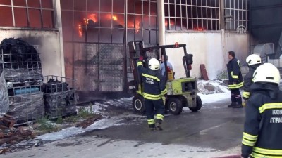 plastik fabrikasi - Plastik fabrikasındaki yangına müdahale için bölgeye giden itfaiye aracı devrildi - KONYA  Videosu