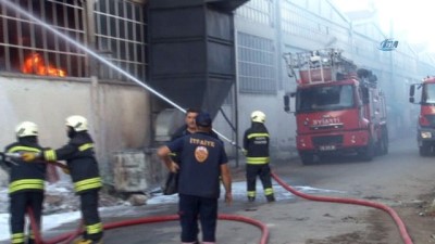 itfaiye araci -  Plastik ham madde deposundaki yangın güçlükle söndürüldü  Videosu