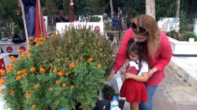 dogum gunu -  Şehit babasına bayram şekeri getirdi  Videosu