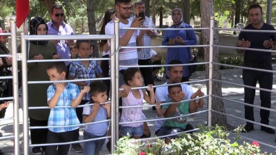 darbe girisimi - Şehit Halisdemir'in kabrine ziyaretçi akını - NİĞDE  Videosu
