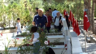 efes -  - Şehitlikte hüzünlü arefe  Videosu