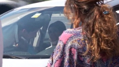 ticari taksi -  Araç içerisinde sıkışan kadını kurtarmak için seferber oldular  Videosu