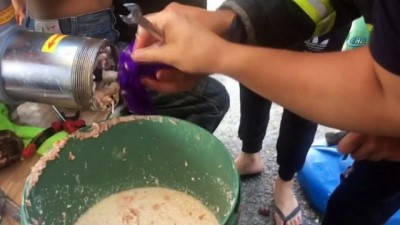 kiyma makinesi -  11 yaşındaki çocuk et kıyma makinasına kolunu kaptırdı Videosu