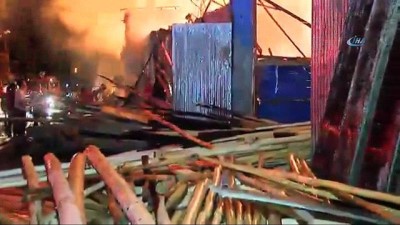 kamera -  Akaryakıt istasyonu yanındaki Oduncular Pazarı'nda büyük yangın... İşçiler ve itfaiye ekiplerinin müdahalesi sürüyor Videosu