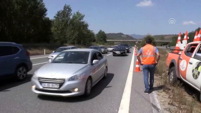 trafik yogunlugu - Anadolu Otoyolu'nda otomobil refüje çarptı: 3 yaralı - DÜZCE  Videosu