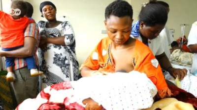 bebek - Uganda'da erkekler anne sütünün peşinde Videosu