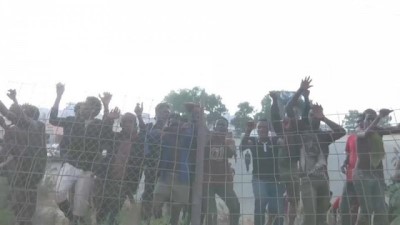 ispanya - Afrikalı göçmenler Avrupa'ya geçmek için Ceuta'da tel örgülerden atladı  Videosu