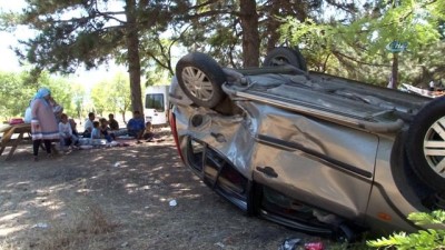 ticari arac -  Otomobil yanlarına uçtu, onlar piknik yapmaya devam etti  Videosu