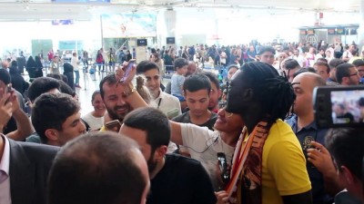 pasaport kontrolu - Gomis'e coşkulu uğurlama - İSTANBUL Videosu