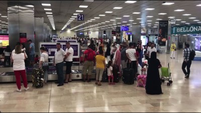 pasaport kontrolu - Atatürk Havalimanı'nda dönüş yoğunluğu - İSTANBUL  Videosu