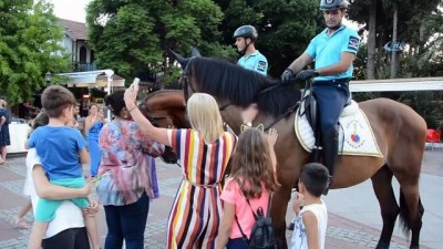 yabanci turist -  Atlı Jandarmalar tatilcilerin ilgi odağı  Videosu