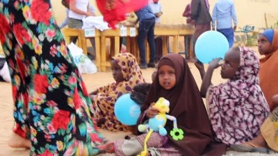  - Gamze Özçelik Somali’de Mültecilere Yardım Dağıttı 