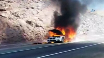 1453 -  Seyir halindeki araç yanarak küle döndü  Videosu