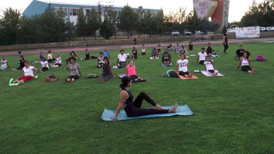 milli sporcu - Açık havada yoga keyfi - DİYARBAKIR  Videosu