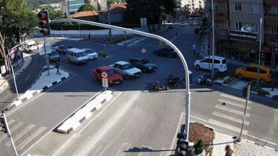 asiri hiz -  Manisa'da trafik kazaları kameralara böyle yansıdı  Videosu