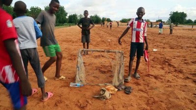 at yarisi - Niameyli çocukların hipodromda futbol keyfi - NİAMEY Videosu