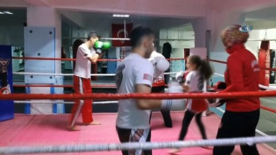 milli sporcular -  Bir evde 5 kick boksçu  Videosu