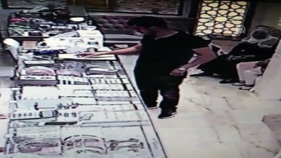 Konya'da kuyumcudan hırsızlık anı güvenlik kamerasında 