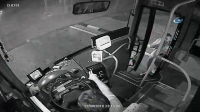 kadin cantasi -  Otobüste çantasını unuttu, şoförü darp etti...O anlar kamerada  Videosu