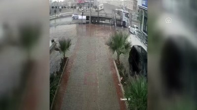 direksiyon - Kamyonun devrilme anı güvenlik kamerasında - İZMİR  Videosu