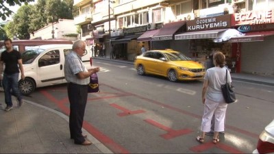 belediye otobusu -  Otobüsten inen kadın seyir halindeki taksiye çarptı, o anlar kameraya böyle yansıdı  Videosu