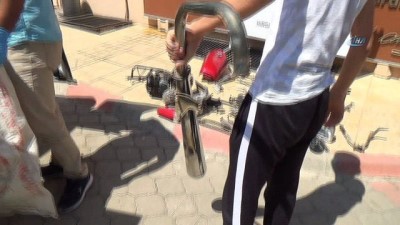 polis araci -  Parçalanmış motosikletini çuvalla götürdü Videosu