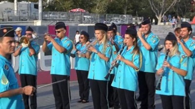   Taksim Meydanı'nda 30 Ağustos Zafer Bayramı için açılan sergiye büyük ilgi