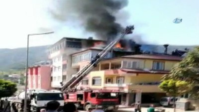 ilham -  Tokat'ta 3 katlı binanın çatısı alev alev yandı  Videosu