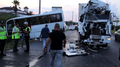 su kanali - Turist taşıyan 2 midibüs ile bir tır çarpıştı: 15 yaralı - ANTALYA  Videosu