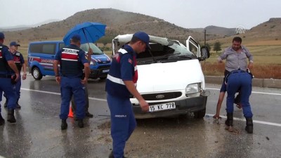 direksiyon - Burdur'da minibüs devrildi: 3 yaralı Videosu