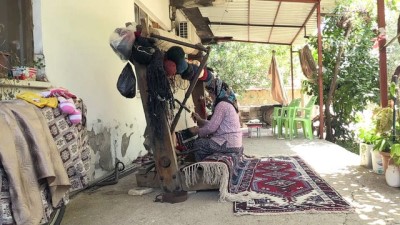 el emegi goz nuru - Fabrikasyon halılara rağmen dokuma tezgahını bırakmıyor - ANTALYA  Videosu