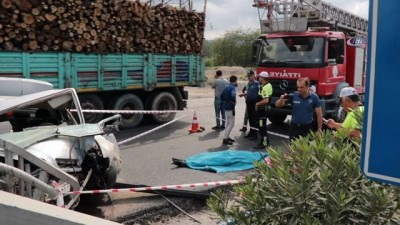 ust gecit -  “Hız yolu değil, hayatı kısaltır” pankartı bulunan üst geçide çarpan sürücü hayatını kaybetti  Videosu