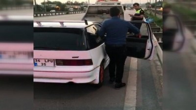 trafik polisi -  Abartı egzozlu aracı bağlanınca yumrukla camlarını kırdı Videosu