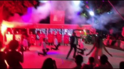 sparta -  Şehit kızı, gelinliğini giyip düğünden önce babasının mezarına gitti Videosu