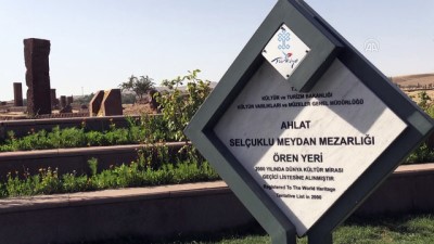 emekli ogretmen - Dünyanın en büyük Türk İslam mezarlığı ziyaretçi akınına uğruyor - BİTLİS  Videosu