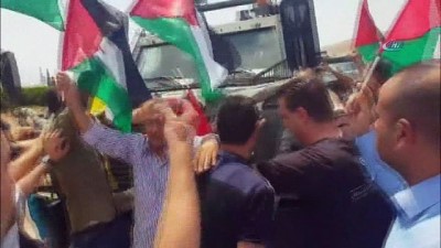 biber gazi -  - Filistinliler İsrail askerlerinin temiz su kuyularını tahrip etmesini protesto etti Videosu