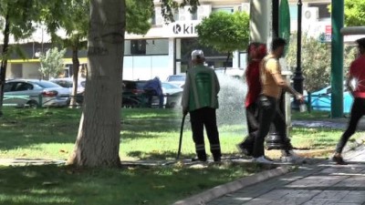 cenin -  Sıcaklardan bunalan vatandaşlar ağaç gölgesinde serinliyor Videosu