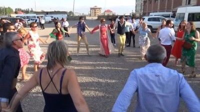 iletisim fakultesi -  Yüksekova’ya gelen Fransalı geline görkemli düğün  Videosu