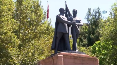 sanat eseri -  Çıplak heykele pantolon dikmek için gönüllü oldu  Videosu