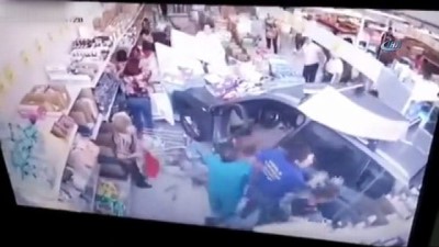 kadin surucu -  - Fren Yerine Gaza Basan Kadın Sürücü Markete Daldı  Videosu