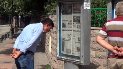  32 yıldır vatandaşlar ayakta gazete okuyor 