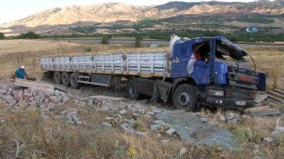 aski -  Elazığ’da tır ile otomobil çarpıştı: 4 yaralı Videosu