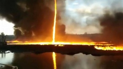 ingiltere - Fabrikada çıkan yangın 'ateş hortumu'na dönüştü Videosu