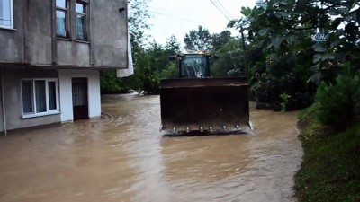 saraycik -  Ordu’da sel suları köprü yıktı, mahsur kalan vatandaşlar kepçe ile kurtarıldı  Videosu