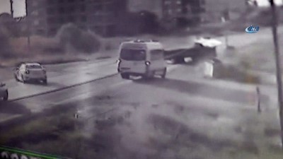 dugun konvoyu -  Otomobille kamyonetin çarpıştığı kaza kamerada  Videosu